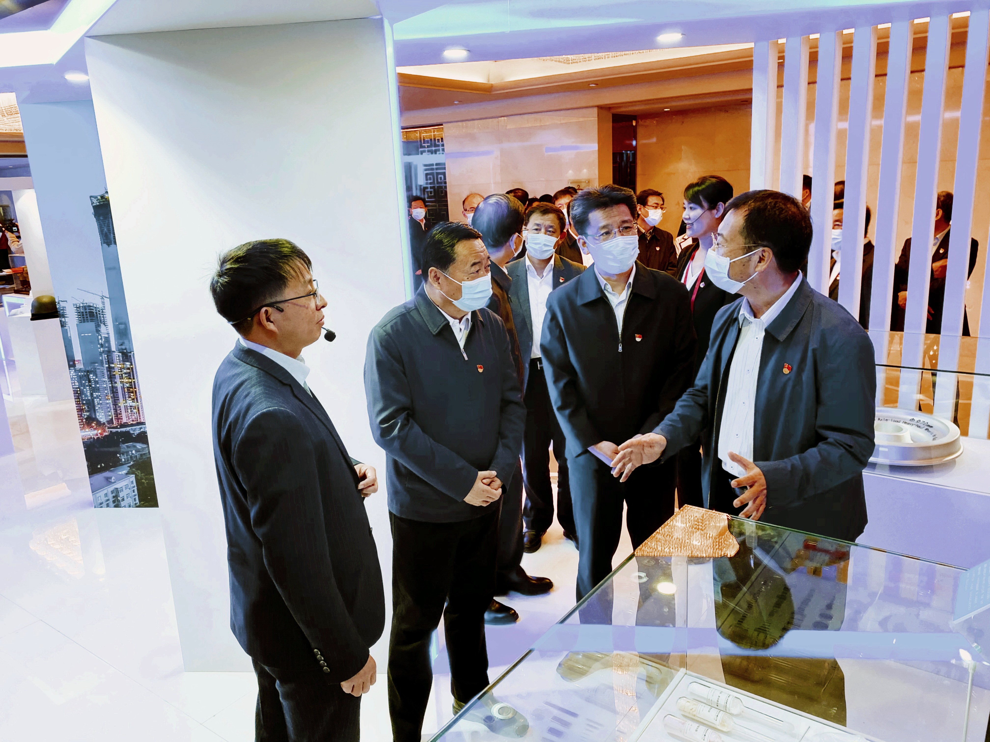 郝鹏、贺军科一行参观中央企业青年科技创新成果展六合彩特码
集团展台，党委书记、董事长赵晓晨做专题介绍