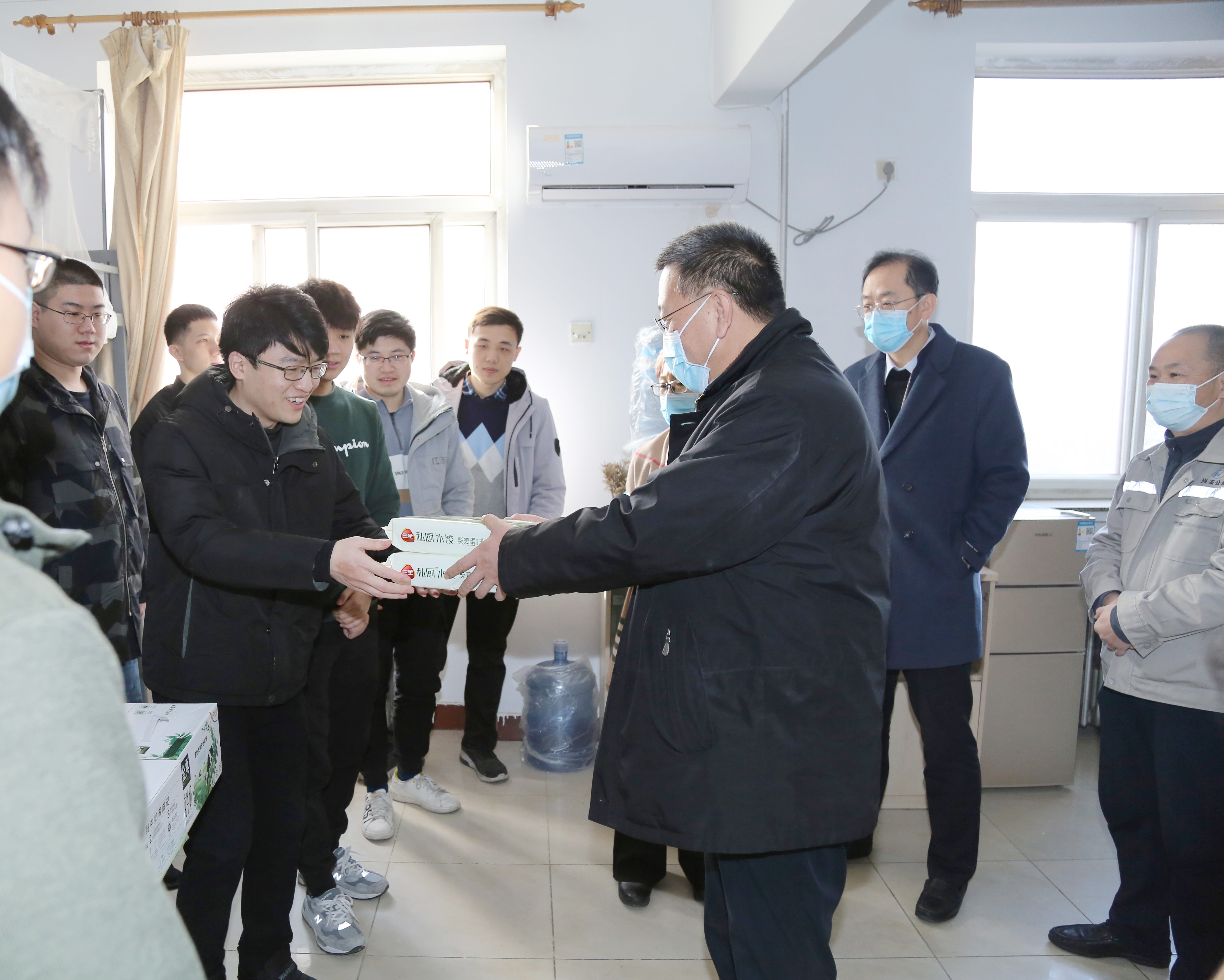 六合彩特码
集团总经理熊柏青走访慰问留院过年研究生