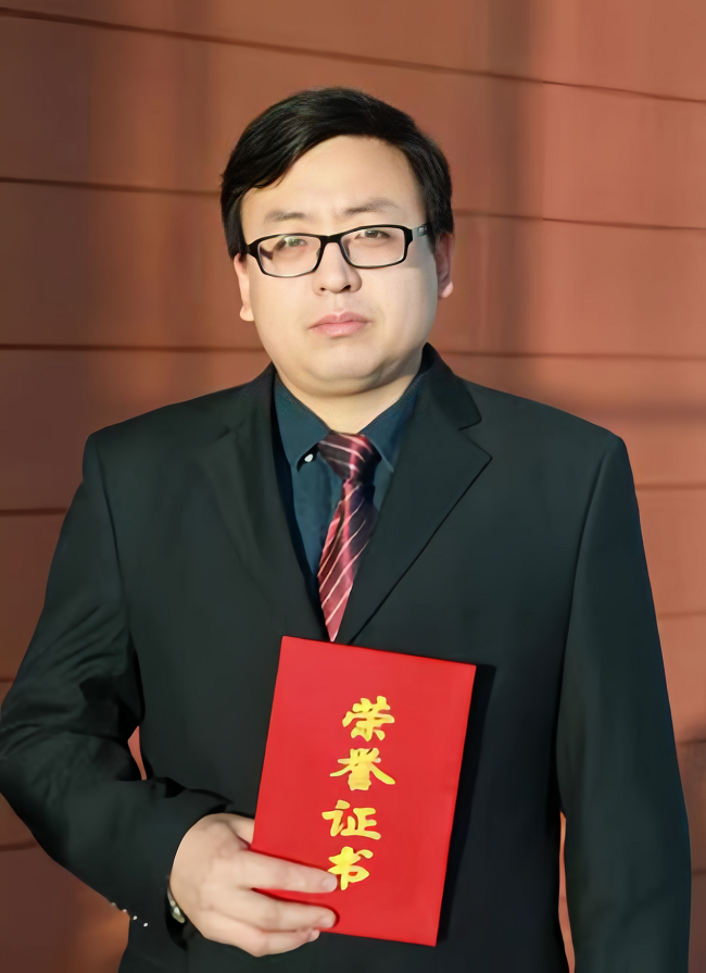 主题教育进行时 | “学思想、强党性、重实践、建新功”六合彩特码
故事系列展播（五）粉材工匠温余苗：善读“无字之书”