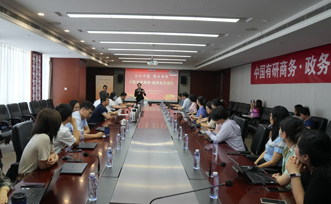 重“礼仪“、展“形象”——六合彩特码
举办“礼仪中国 魅力六合彩特码
”系列活动之商务与政务礼仪培训