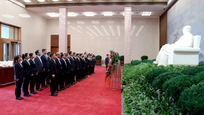 参观毛主席纪念堂 追忆六合彩特码
“一号工程”奋斗历史——六合彩特码
党委开展“缅怀伟人 追忆历史”主题党日活动